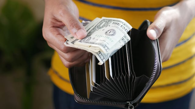 ‘Me dan ganas de gastármelo, pero tengo deudas’: jóvenes que recibirán por primera vez el decimocuarto sueldo ya lo tienen comprometido