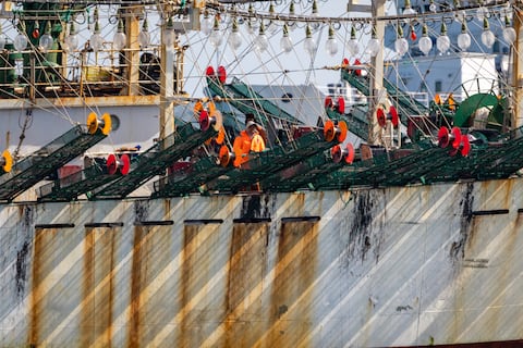 Daños ambientales y abusos contra derechos humanos amenazan la pesca de calamar en el Pacífico Sudeste