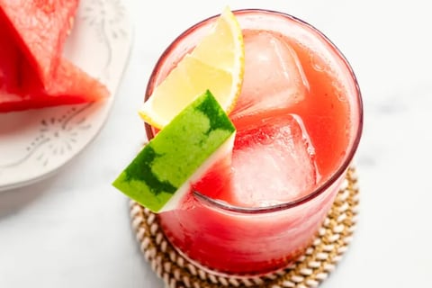 Esta es la mejor bebida que puedes servir en tus fiestas de piscina: es refrescante, dulce y no contiene azúcar