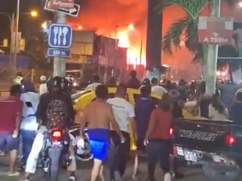 Fuerte explosión se registró durante incendio en un establecimiento de La Libertad