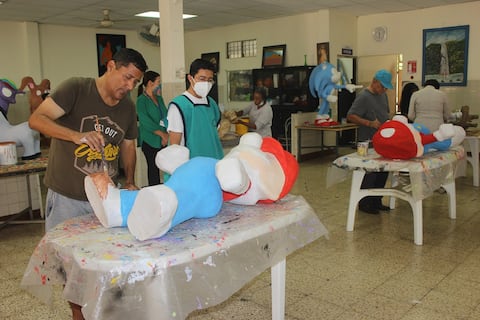 A manera de terapia, pacientes de Neurociencias elaboran monigotes que serán vendidos en exposición