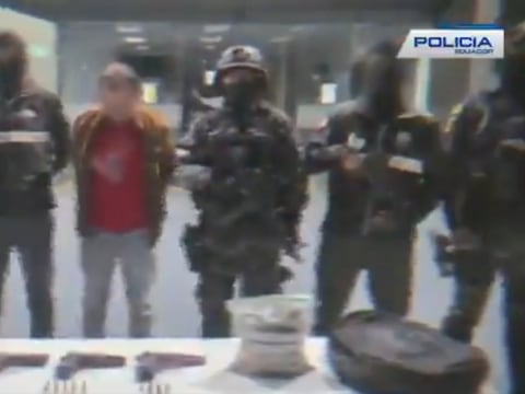 Detienen a alias ‘Guayaco’, presunto integrante de Los Lobos, con armas y drogas en Quito