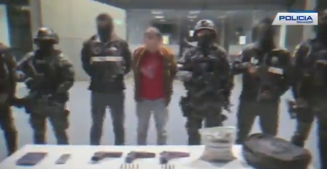 Detienen a presunto integrante de Los Lobos con armas y drogas en Quito ...
