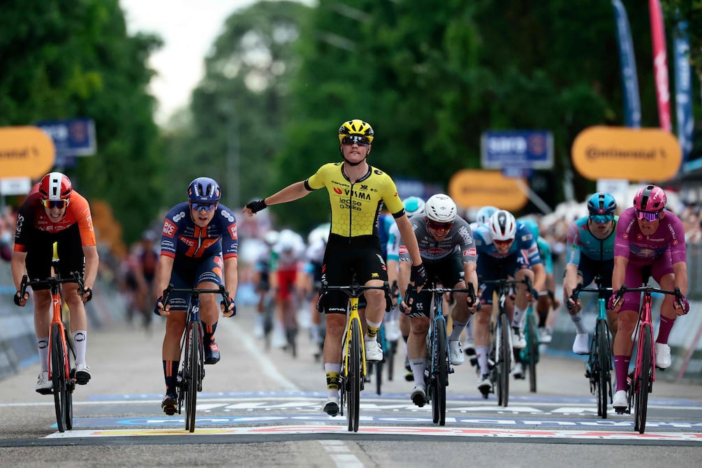 Olav Kooij gana la etapa 12 del Giro de Italia 2025 y Richard Carapaz llega en puesto 29