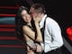 El romántico beso entre Kenia Os y Peso Pluma que conmovió al público en los  premios Billboard Latin 2025