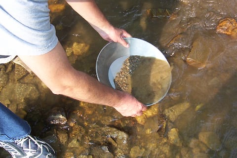 En todo Estados Unidos todavía se extrae oro en ríos y arroyos: conoce dónde puedes encontrar este metal valioso