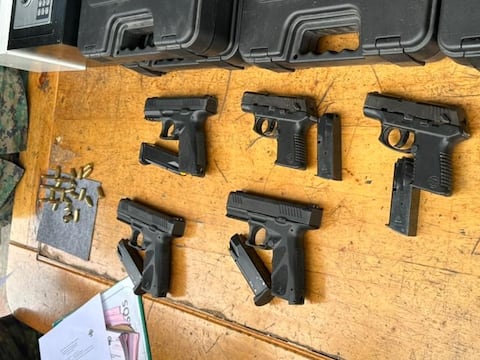 Quito: decomisan 7 armas de fuego y 40 fundas de ketamina en la terminal terrestre de Carcelén