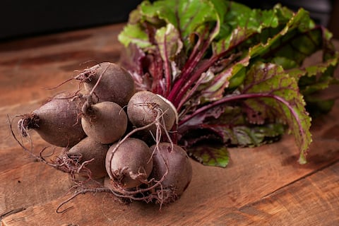 Este estudio revela el impacto del jugo de la remolacha en los adultos mayores que sufren de inflamación y presión arterial