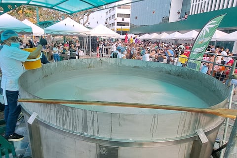 Esmeraldas obtiene su tercer récord Guinness con la taza de chocolate más grande del mundo