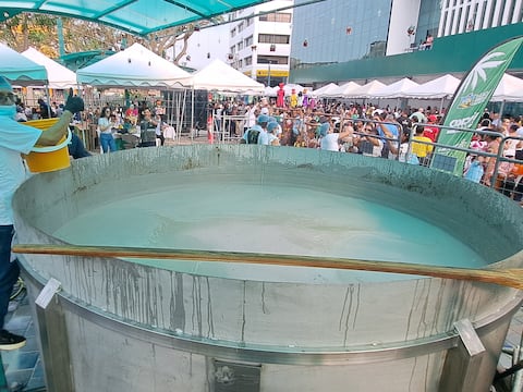 Esmeraldas obtiene su tercer Récord Guinness con la taza de chocolate más grande del mundo
