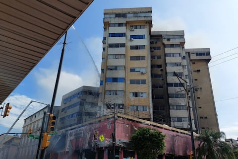 Edificio Multicomercio afectado por incendio contaba con sistemas de detección de humo, pero no con rociadores, según el Cuerpo de Bomberos