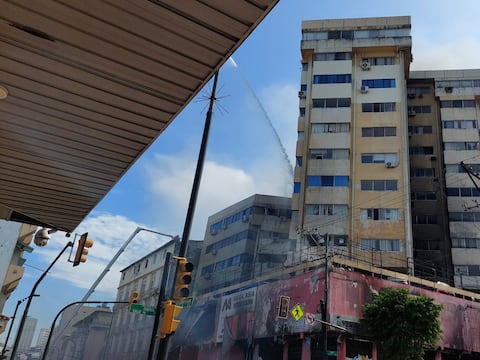 Edificio Multicomercio afectado por incendio contaba con sistemas de detección de humo, pero no con rociadores, según el Cuerpo de Bomberos