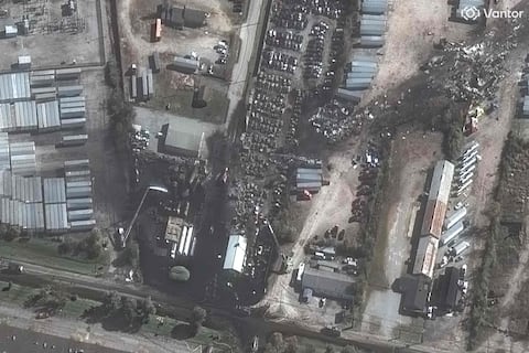 Imágenes satelitales muestran la devastación tras el accidente de avión de carga en Kentucky