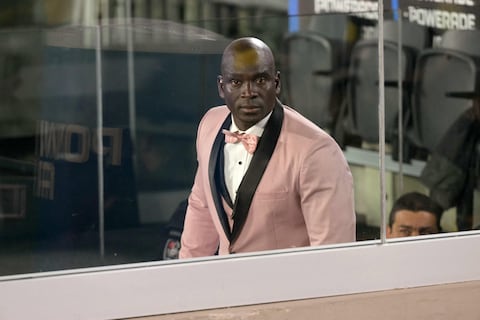 ‘Sir Second Castle’, de frac a votar: así acudió a sufragar el futbolista ecuatoriano