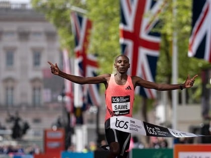 Sabastian Sawe, feliz a su llegada a Kenia tras batir el récord mundial de tiempo en maratón