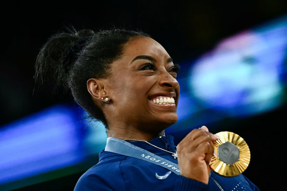 Simone Biles celebra su medalla de oro en la final individual completa de gimnasia en los Juegos Olímpicos París 2024 y demuestra por qué es la ‘GOAT’ de su deporte con un collar especial