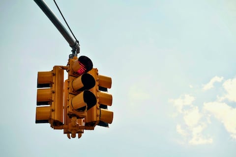 “A menudo detenemos a conductores que piensan que es legal”: Si haces esto mientras conduces podrías recibir una multa de casi 300 dólares y dañar tu expediente en este estado