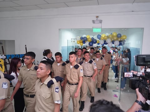 Caravanas, caminos de honor y celebraciones marcan el ‘último primer día de clases’ de estudiantes de tercero de bachillerato