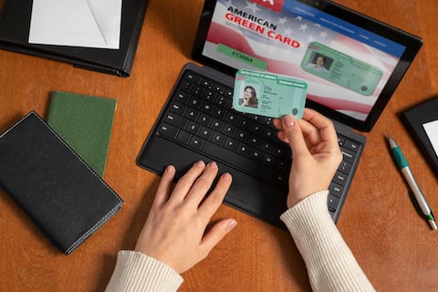 Tu derecho a la Green Card en mayo: el cambio clave en el Boletín de Visas que permite a miles exigir su ajuste de estatus