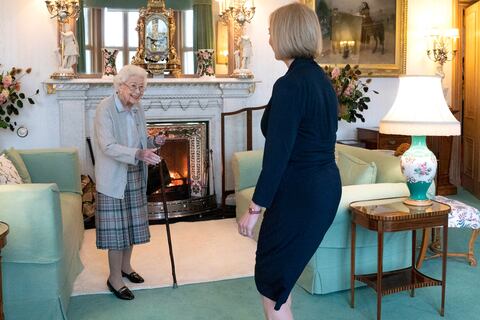 Liz Truss es nombrada primera ministra británica en audiencia con la reina Isabel II