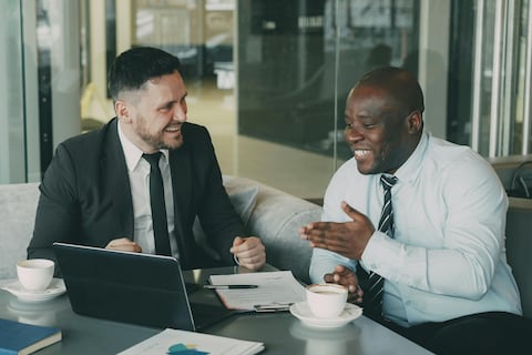 Consultarle a la IA no siempre es la mejor idea: Especialista recomienda hablar con tus mejores amigos del trabajo en estos casos