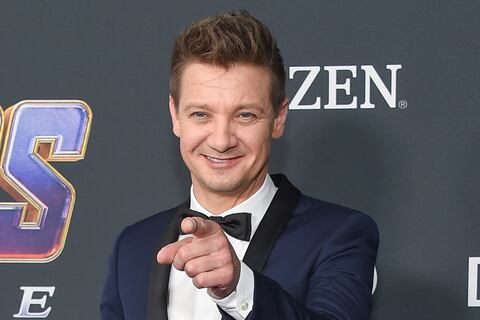 “Estos 30 huesos rotos sanarán y se harán más fuertes”: Jeremy Renner se recupera y bromea sobre el accidente que casi acaba con su vida