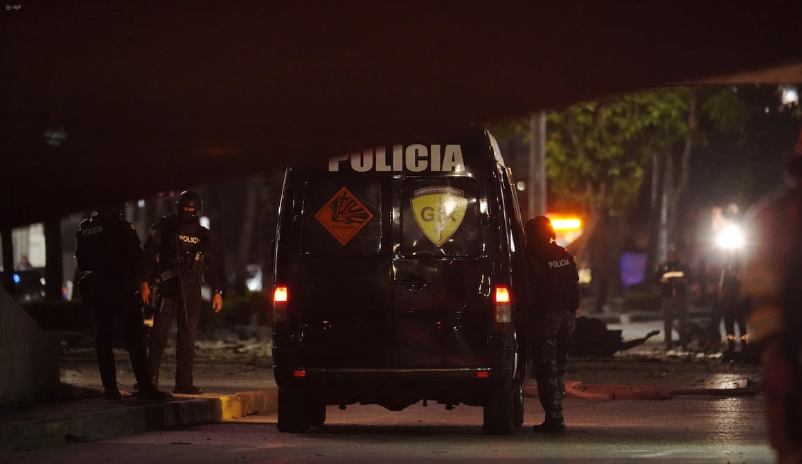 Los Lobos estarían detrás de explosión de coche bomba en el norte de Guayaquil, señala ministro del Interior