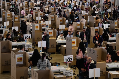 Colombianos en España votan preocupados por la corrupción o la inseguridad