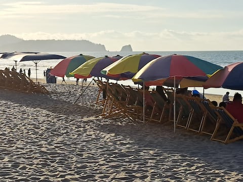 Afluencia moderada de turistas en playas de Esmeraldas en el arranque del feriado de Semana Santa