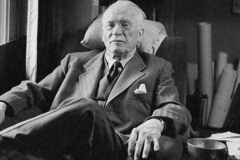 “Quien mira hacia afuera, sueña; quien mira hacia adentro, despierta”: La frase del día del psiquiatra Carl Jung
