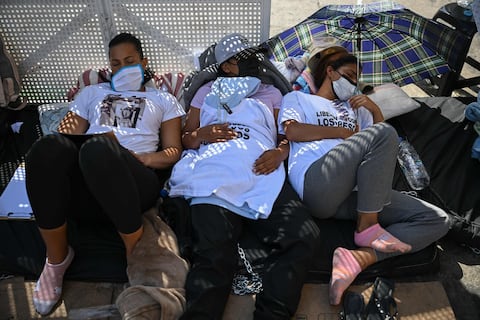 Al menos una decena de familiares de presos políticos inician huelga de hambre en Venezuela