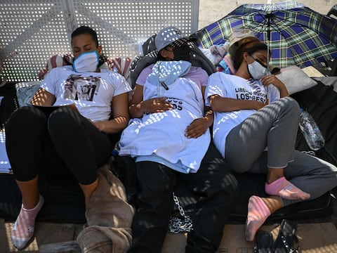 Al menos una decena de familiares de presos políticos inician huelga de hambre en Venezuela