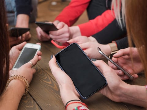 Olvídate del cargador si compras este teléfono: Los 5 smartphones de gama alta con mejor batería que puedes comprar en 2025