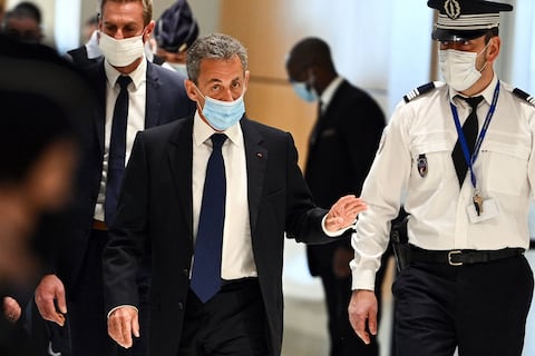 El expresidente de Francia, Nicolas Sarkozy, fue sentenciado a tres años de cárcel por tráfico de influencias y corrupción