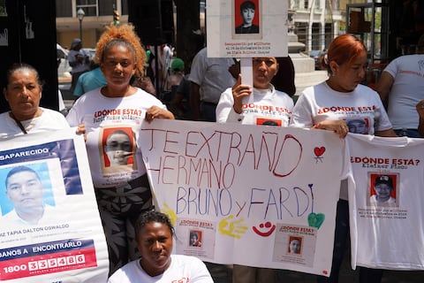 ‘Te extraño, hermano’: familiares de desaparecidos exigen justicia en Guayaquil durante el Día de los Derechos Humanos