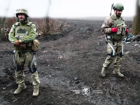 Más allá de la ciencia ficción: soldados de Ucrania prueban exoesqueletos en combate real y les permiten correr a 19 km/h