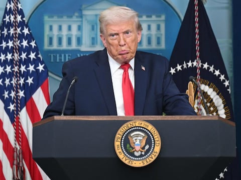 Donald Trump descarta ir a la cumbre de París porque a Emmanuel Macron ‘no le queda mucho’ en el poder