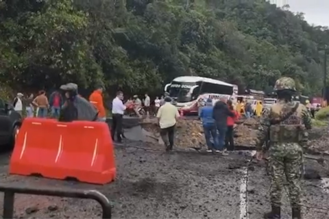 Grupos armados dinamitan carretera que comunica a Medellín con el Caribe colombiano