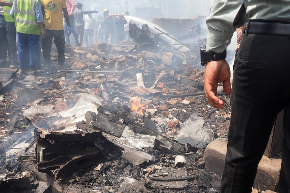 Se encontraron 204 cadáveres tras estrellarse un avión en un barrio residencial en India