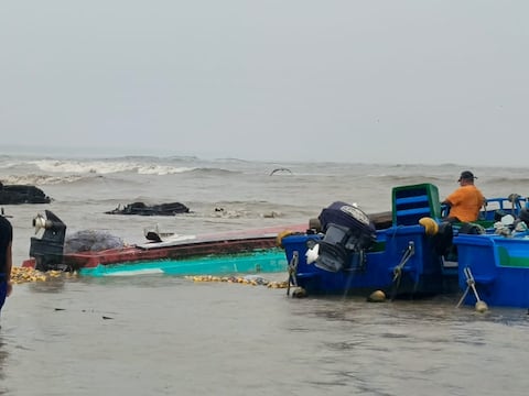 Intensas lluvias hunden 20 embarcaciones en Chanduy y causan pérdidas de $ 20.000