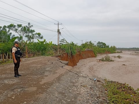 Un tramo de la vía La Isla – Buenos Aires colapsa en Cumandá por fuertes lluvias