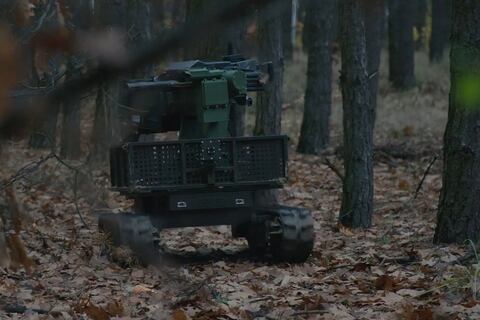 Nuevo tanque robot de Ucrania lanza ataques con granadas a ciegas: ataca sin apuntar directamente en la línea de visión