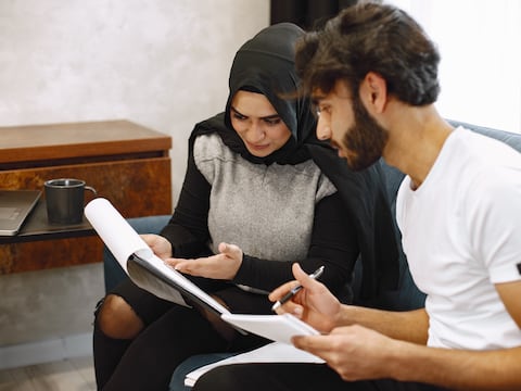 Emiratos Árabes Unidos restringe becas en Reino Unido por temor a radicalización islamista