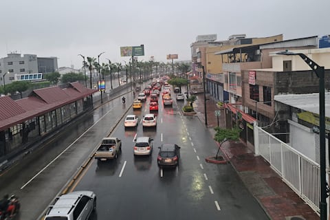 Transportación de Guayaquil afectada por lluvia: Metrovía complicada para avanzar y Aerovía suspendida