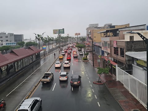 Transportación de Guayaquil afectada por lluvia: Metrovía complicada para avanzar y Aerovía suspendida
