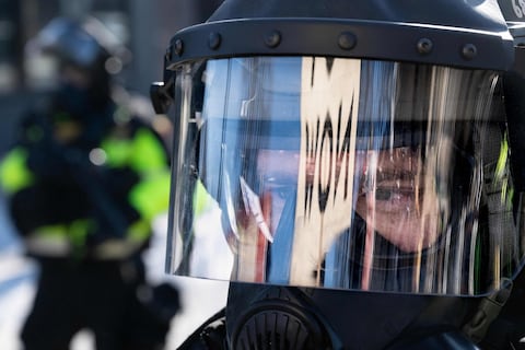 Gobierno de Estados Unidos afirma que hombre abatido en Minneapolis estaba armado y ‘se resistió violentamente’