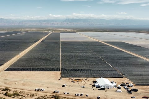 Paneles de dos caras que persiguen al sol: la futurista tecnología que hace brillar al parque solar El Quemado