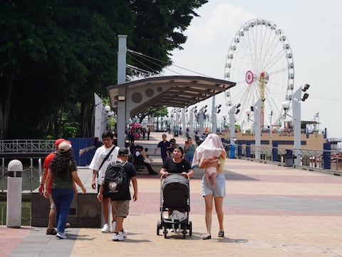 Familias locales y visitantes aprovechan el feriado para pasear por el Malecón Simón Bolívar y navegar en embarcaciones en el río