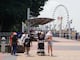 Familias locales y visitantes aprovechan el feriado para pasear por el malecón Simón Bolívar y navegar en embarcaciones en el río
