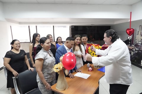 Amor de 12 y hasta 52 años, las parejas que eligieron San Valentín para decir sí en Guayaquil: “Yo la sigo queriendo y la seguiré queriendo hasta que Dios nos lleve”
